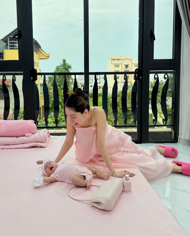 Sao Việt 24h: Siêu mẫu Hạ Vy mang bầu lần 4 ở tuổi 42; Mẹ ruột Hồ Ngọc Hà viết thơ về chồng lai Pháp - 6