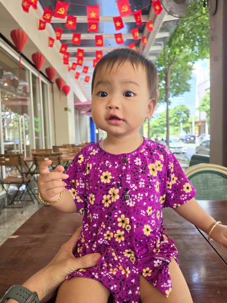 Sao Việt 24h: Tú Dưa tự hào khoe con gái với Thúy Hiền, thần thái gây chú ý; Bình An amp;#34;khóc không ngừngamp;#34; trong đám cưới em gái - 4