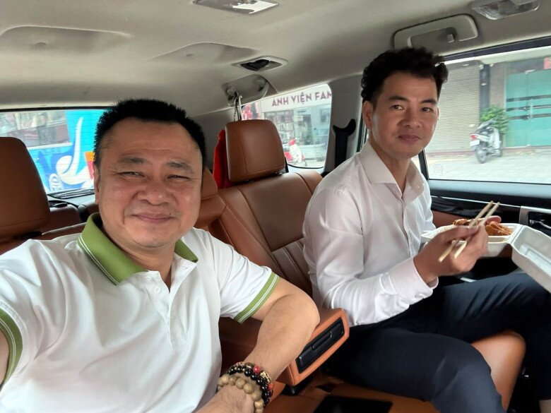 Sao Việt 24h: Tú Dưa tự hào khoe con gái với Thúy Hiền, thần thái gây chú ý; Bình An amp;#34;khóc không ngừngamp;#34; trong đám cưới em gái - 5