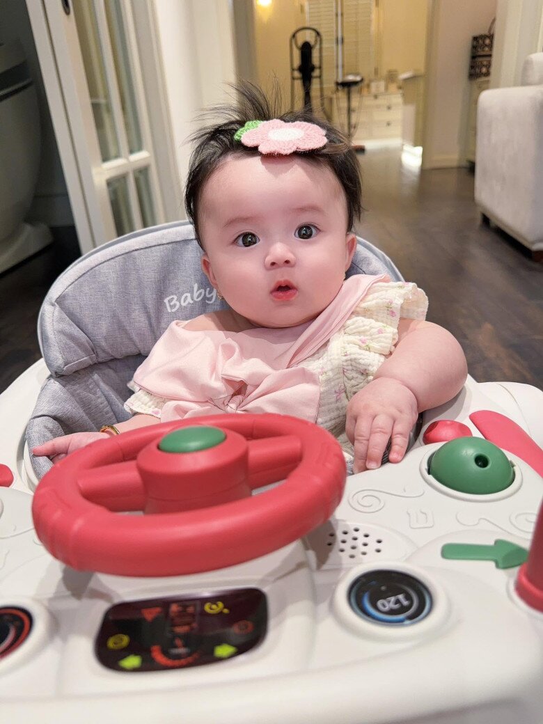Bé Kẹo đốn tim khán giả bằng biểu cảm đáng yêu, gương mặt như búp bê.