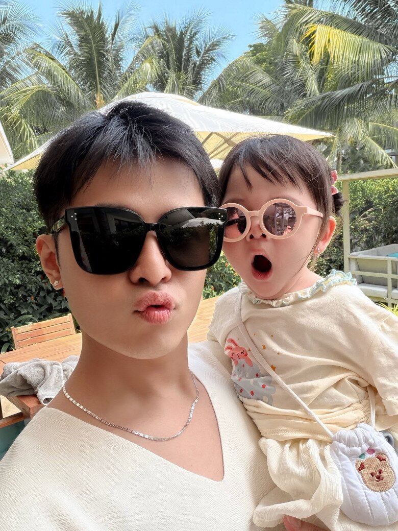 Bé Anya được nhận xét là bản sao của bố.