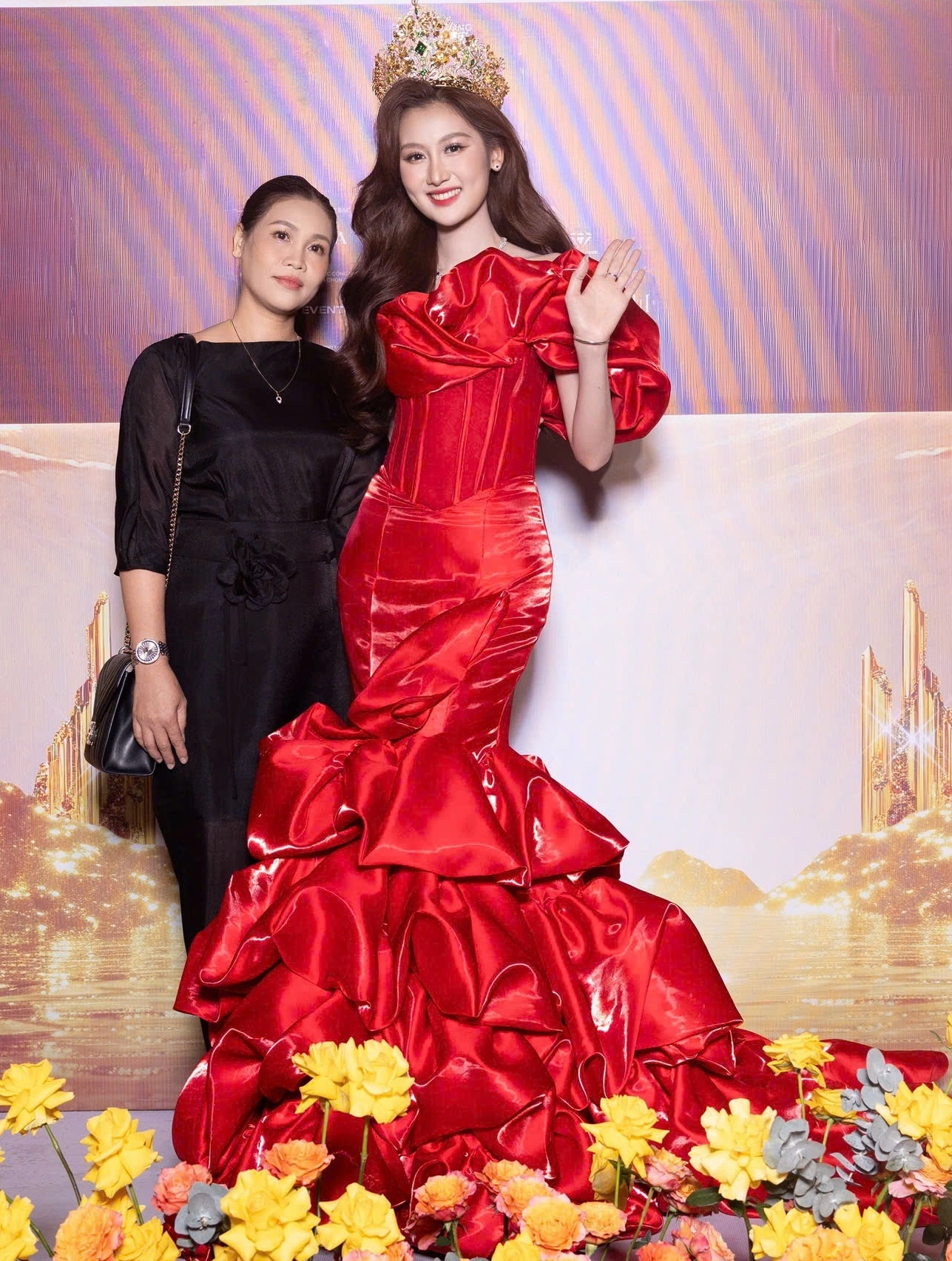Mẹ của nàng hậu đảm nhận chức vụ Hiệu trưởng.