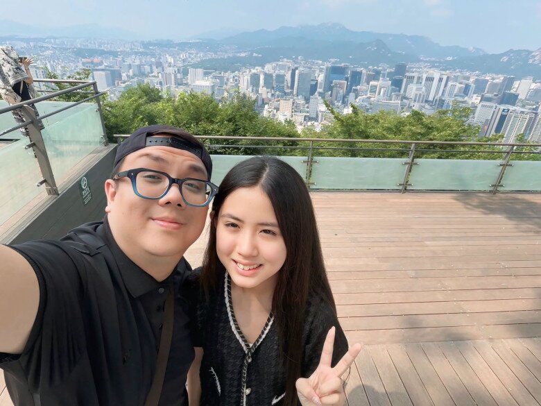 2 bố con rất gần gũi, thân thiết.