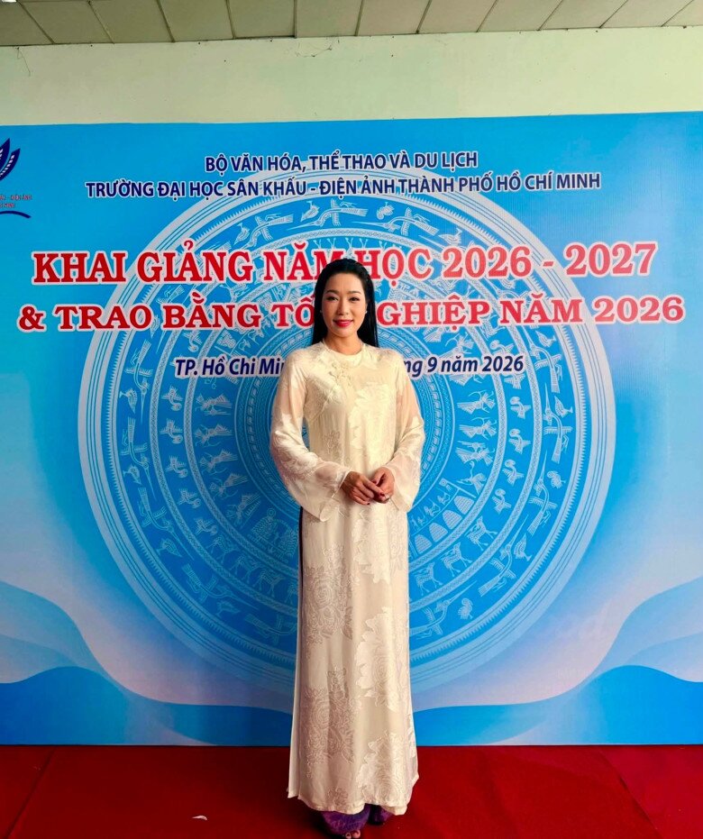 NSND Trịnh Kim Chi trong Lễ Khai giảng và Lễ Trao bằng tốt nghiệp năm 2026 tại Trường Đại học Sân khấu - Điện ảnh TP.HCM.
