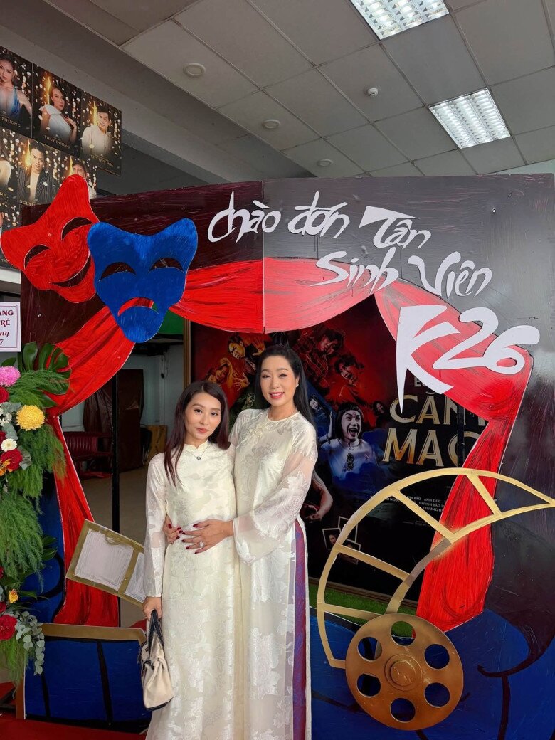 Nữ nghệ sĩ chào đón các tân sinh viên.
