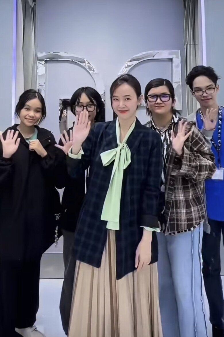 Cô nhận được nhiều tình cảm yêu quý của học trò.