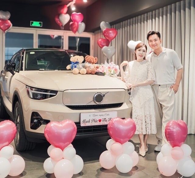 MC Hạnh Phúc tặng vợ xe giá trị nhân dịp 6 năm cưới.