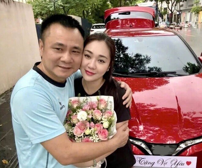 Nam nghệ sĩ mừng tuổi mới của bà xã bằng chiếc xe mới.