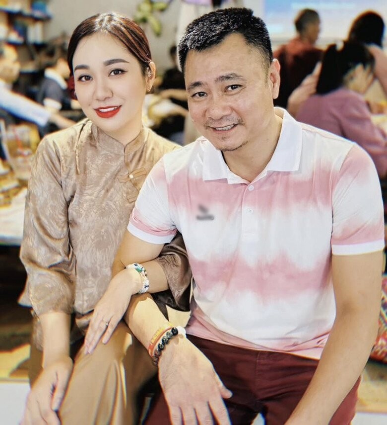Nghệ sĩ Tự Long có hơn 1 thập kỷ gắn bó bên bà xã.