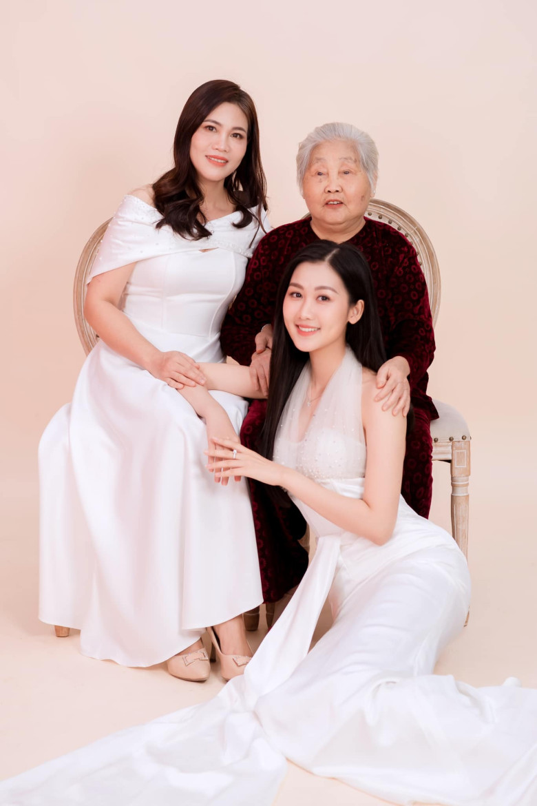 Nàng hậu thừa hưởng nhiều nét đẹp từ bà và mẹ.