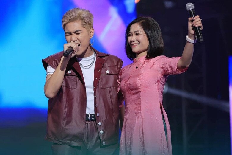 Mẹ của Captain Boy luôn ủng hộ con trong các hoạt động nghệ thuật.