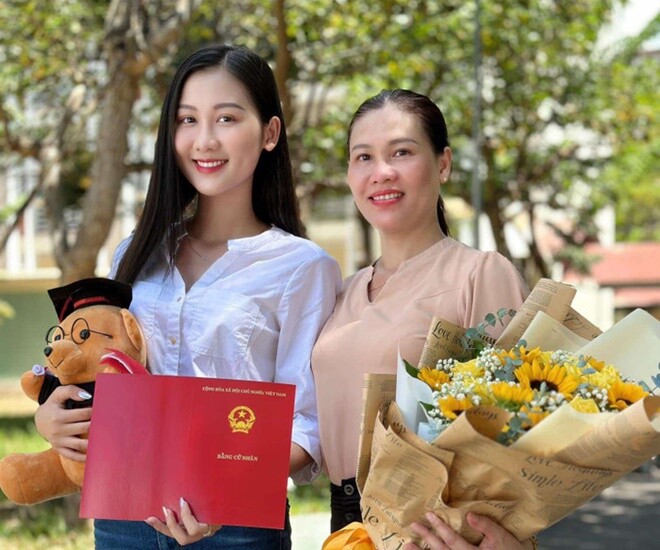 Hoa hậu Quế Anh bên mẹ ruột nhân ngày nhận bằng tốt nghiệp.