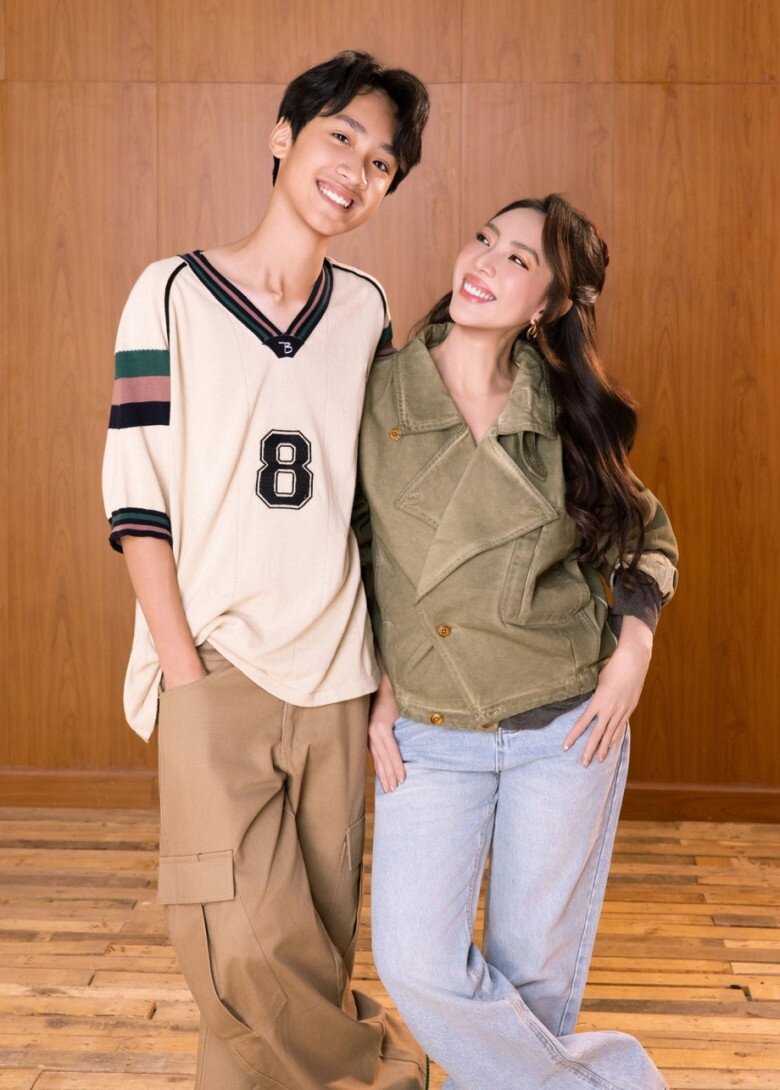 Thu Trang là người đứng giữa chồng và con trai trong mùa bóng đá.