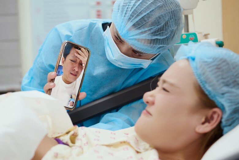 Trường Giang liên tục gọi video để động viên Nhã Phương trong khoảnh khắc sinh nở.