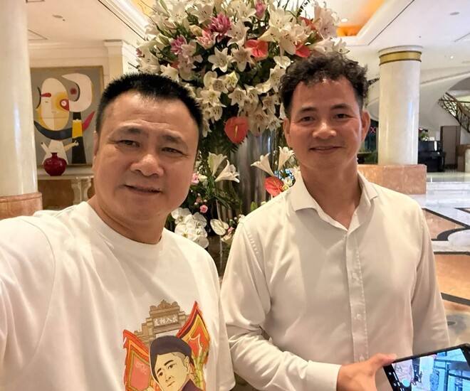 Cặp bạn thân còn ở chung khách sạn.