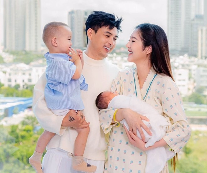 Vợ chồng Hồ Quang Hiếu rạng rỡ đón con thứ 2.
