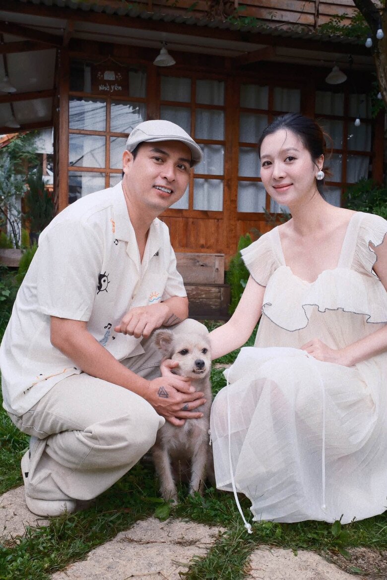Nam ca sĩ luôn chăm sóc vợ rất chu đáo, dành cho cô những hành động lãng mạn.