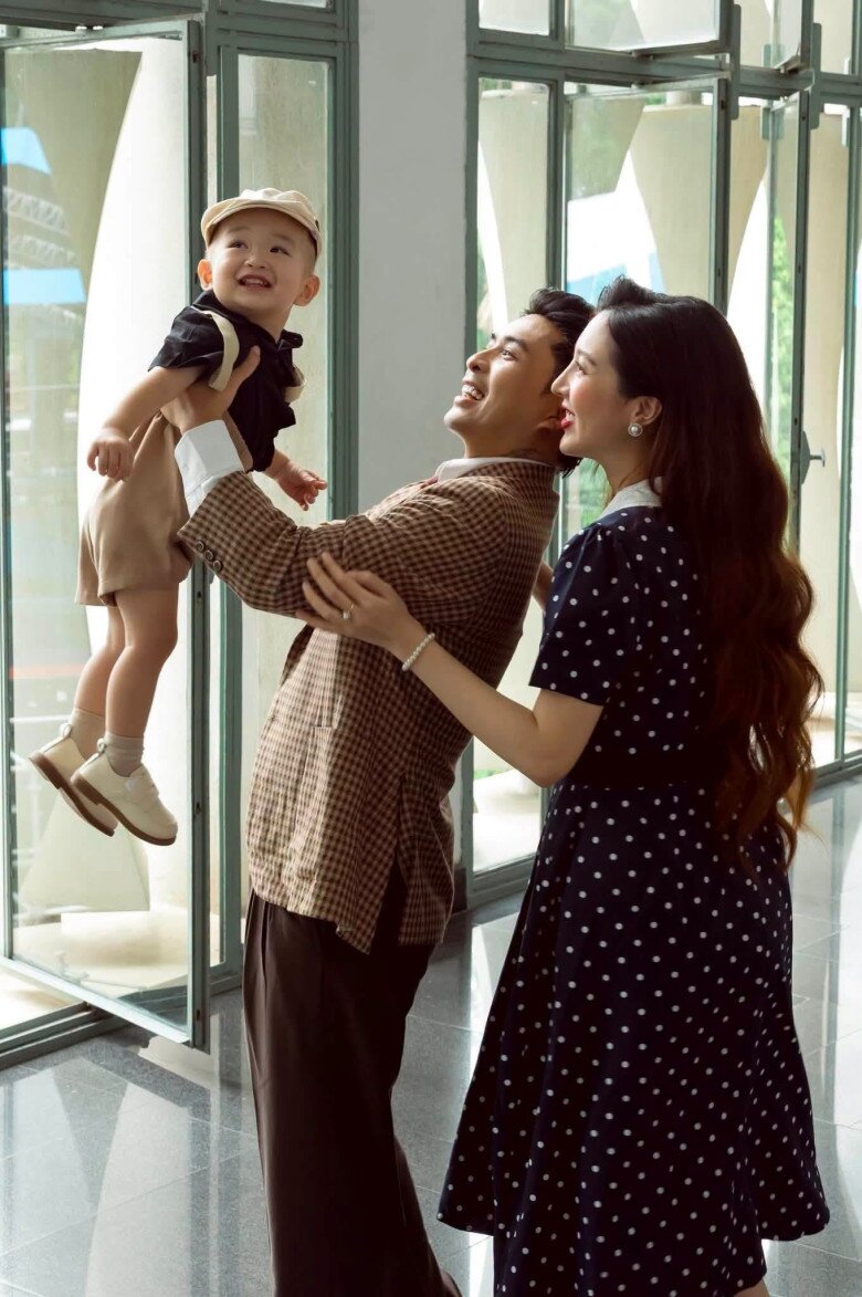 Con trai của cặp đôi có ngoại hình bụ bẫm, đáng yêu.