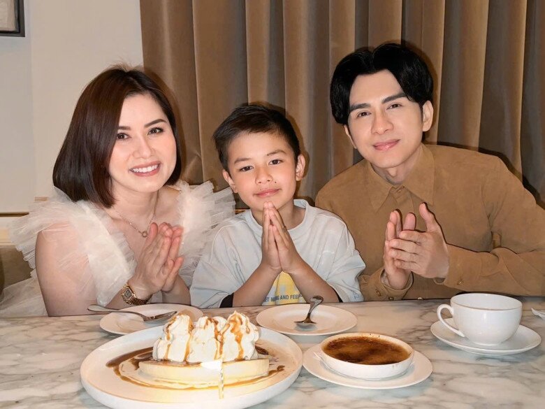 Đan Trường luôn đồng hành cùng quý tử.