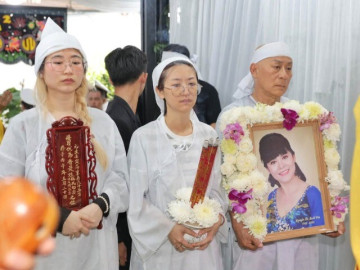 NSND Tạ Minh Tâm cùng 2 con nghẹn ngào tiễn đưa nghệ sĩ Bạch Vân