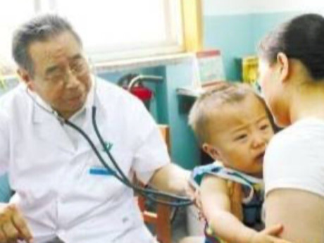 Bà nội vô tình thấy vật thể lạ bằng hạt gạo dính chặt trên đầu cháu gái, đưa đi khám bác sĩ thở phào