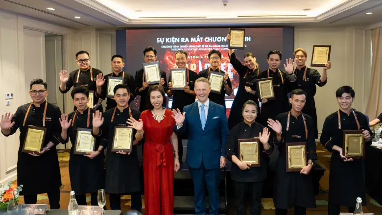 Bà Vũ Thanh Hường, Trưởng phòng sự kiện Ban Văn hóa - Giải trí (thứ tư từ trái sang) cùng khách mời và Top 14 đầu bếp xuất sắc tại buổi ra mắt chương trình 