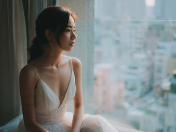 Đang tân hôn với chồng trên giường, thấy tiếng rúc rích phía dưới, tôi cúi xuống kiểm tra thì hết hồn