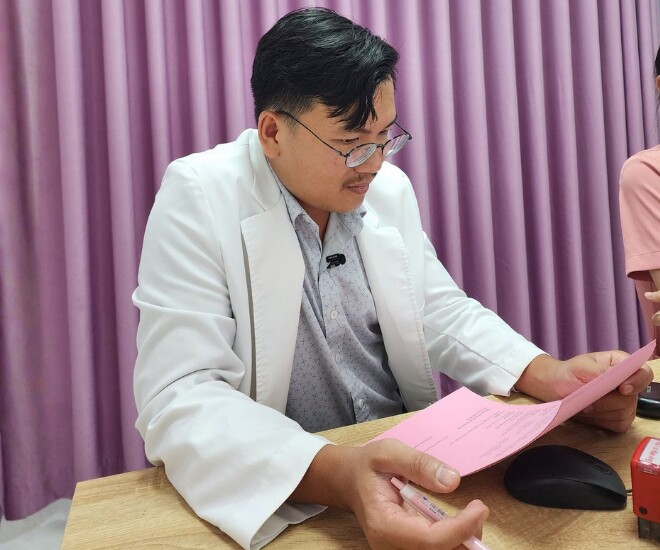 ThS.BS Hồ Minh Tuấn đang thăm khám cho bệnh nhân.