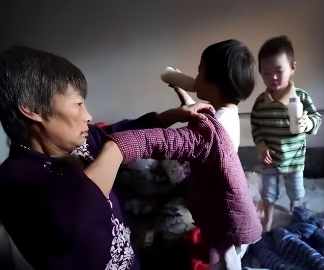 Người mẹ U60 bên 2 con song sinh.