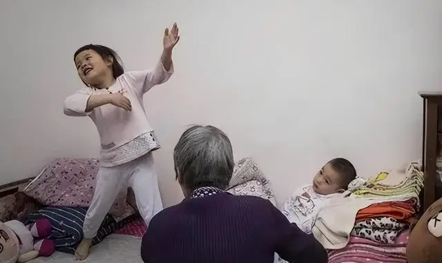 Người phụ nữ tóc bạc tận hưởng niềm vui tuổi già bên các con.