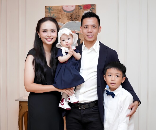 Gia đình cựu cầu thủ Văn Quyết và bà xã xinh đẹp Huyền Mi.