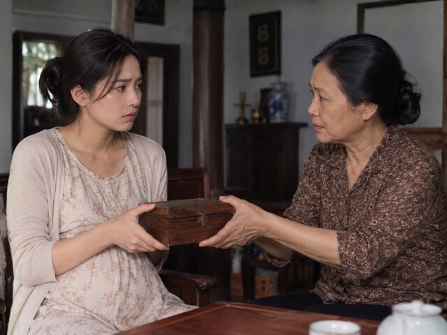 Biết con dâu có thai, mẹ chồng không chúc mừng chỉ lẳng lặng đưa chiếc hộp gỗ, mở ra tôi cay mắt