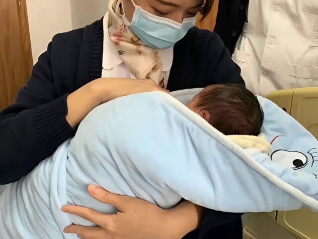 Em bé được chuyển từ phòng sinh đến phòng phẫu thuật ngay sau khi chào đời.