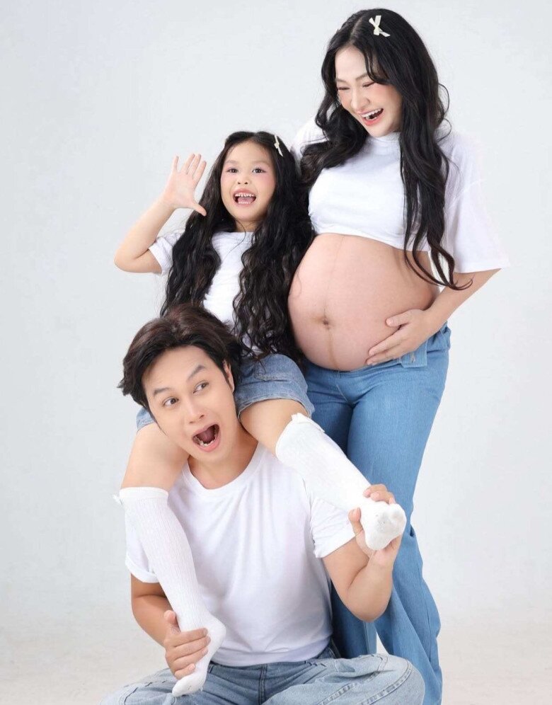 Tự nhận cơ địa dễ tăng cân, ngọc nữ làng hài vẫn thon gọn dù bụng bầu đã vượt mặt.