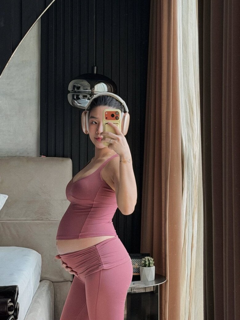 Mỹ nhân Hà thành được nam thần showbiz Việt rước về dinh, mang bầu chăm diện bikini, đi đẻ xinh ngất ngây - 4