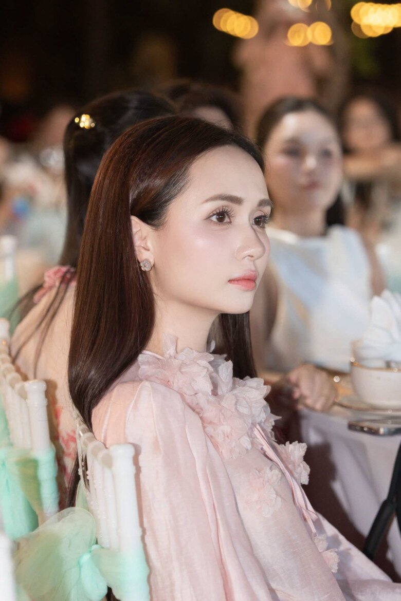 Nữ hành khách xinh đẹp đốn tim cầu thủ Việt khi đi chung chuyến bay, cưới về sinh 2 con nhan sắc vẫn mặn mà - 8