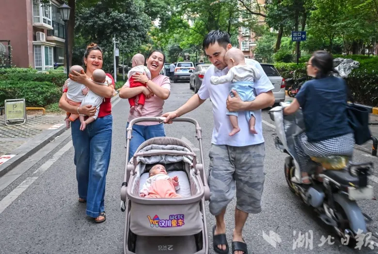 Người bố sụt 11kg sau 7 tháng chăm con, các bé cũng đã cứng cáp, được đưa ra ngoài chơi.