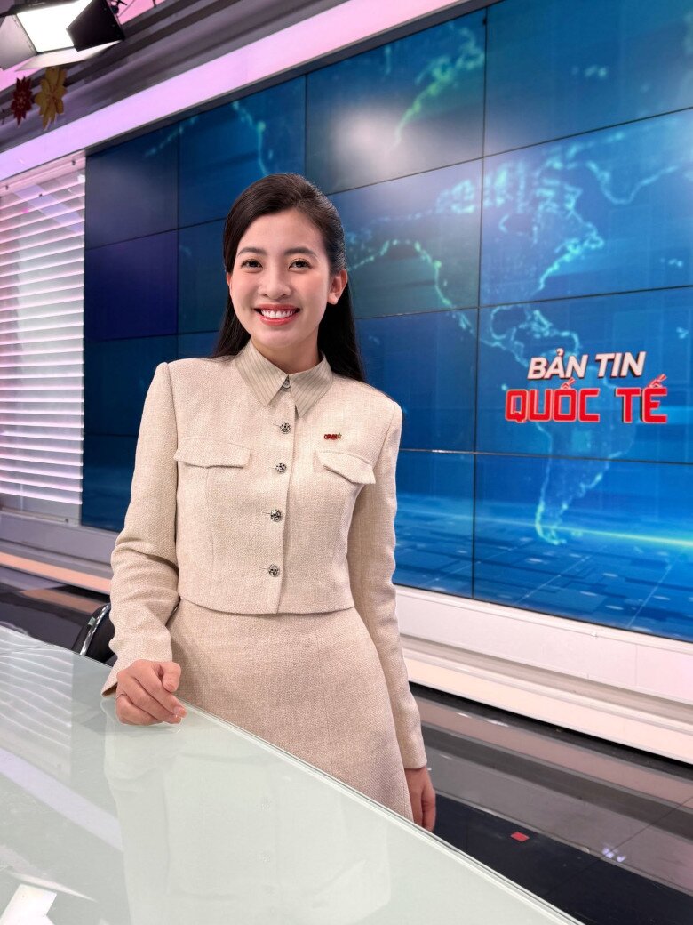 Nữ MC Hà Nội có nụ cười toả nắng đẹp đốn tim, rời sóng truyền hình hạ sinh con đầu lòng với chồng 1m8 - 5