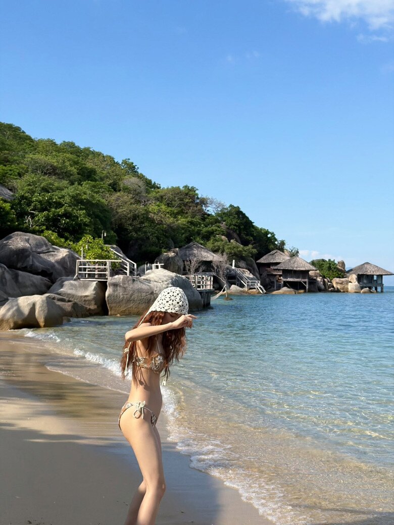 Mỹ nhân VTV diện bikini khoe bụng bầu lùm lùm.
