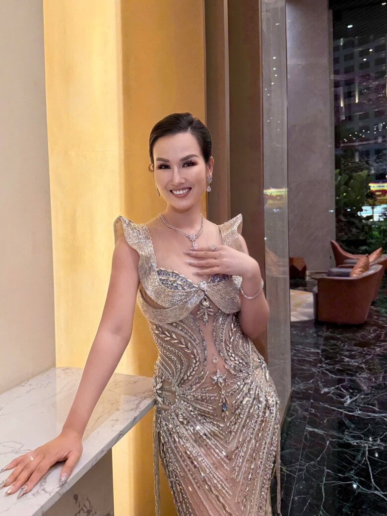 Cô giáo Đà Nẵng xinh đẹp amp;#34;cả nước biết mặtamp;#34; sinh 2 con với chồng chủ tịch, U40 về dáng nuột nà như gái son - 13
