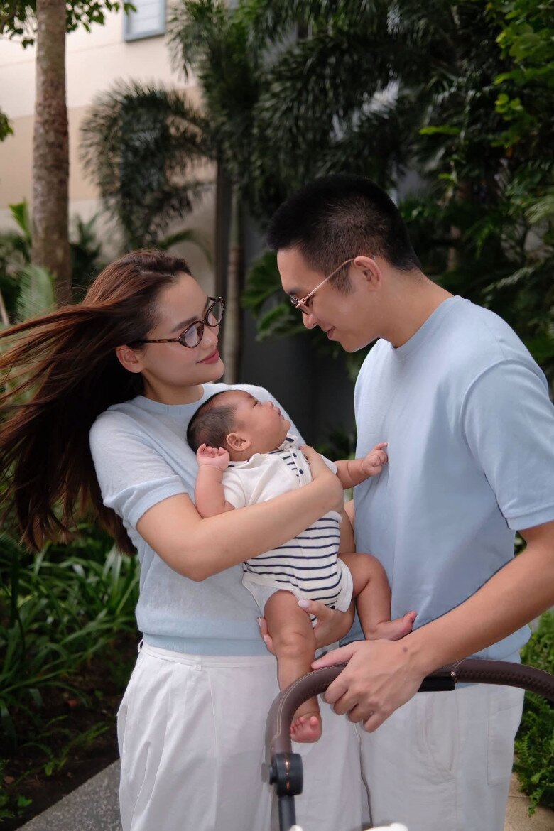Linda Ngô hạnh phúc khi được chồng lớn hơn 6 tuổi phụ chăm con.