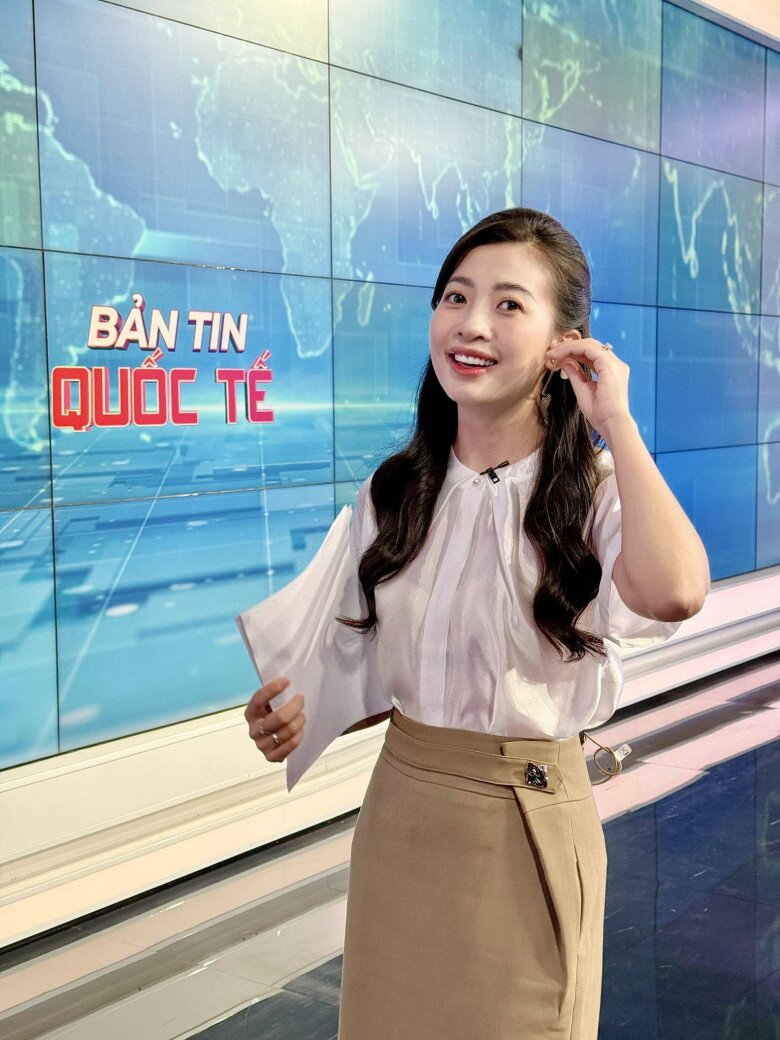 Nữ MC Hà Nội có nụ cười toả nắng đẹp đốn tim, rời sóng truyền hình hạ sinh con đầu lòng với chồng 1m8 - 4