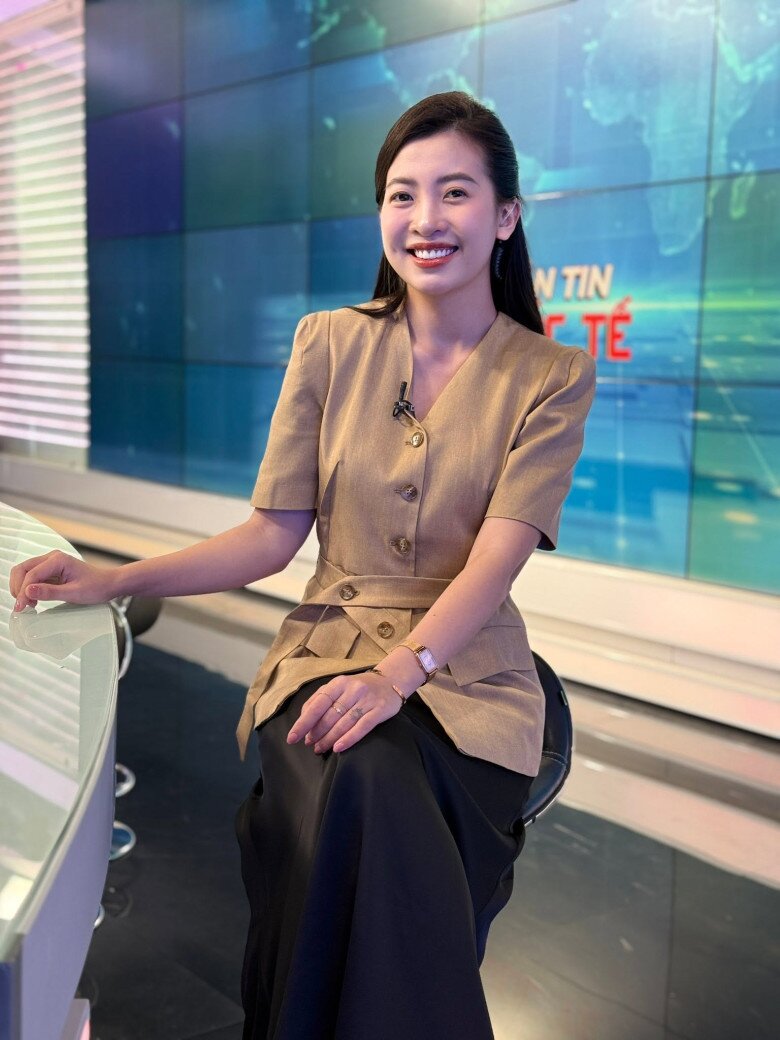 Nữ MC đốn tim với nụ cười toả nắng, rời sóng truyền hình từ tháng thứ 7 thai kỳ.