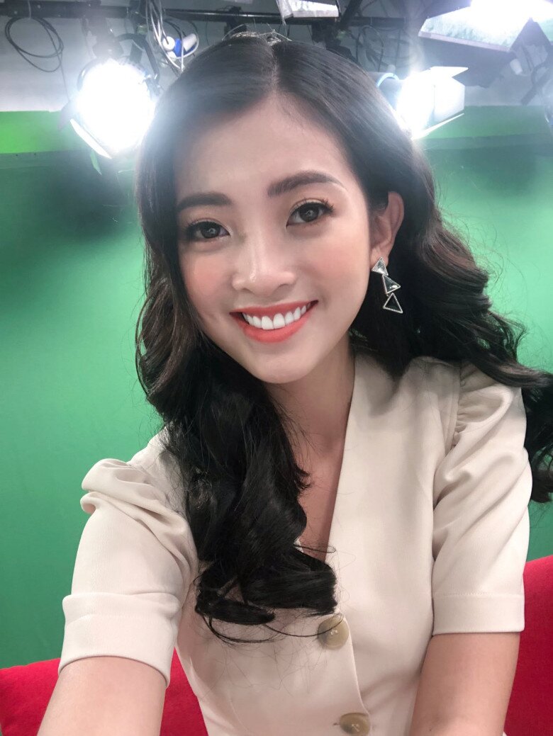 Nữ MC Hà Nội có nụ cười toả nắng đẹp đốn tim, rời sóng truyền hình hạ sinh con đầu lòng với chồng 1m8 - 3
