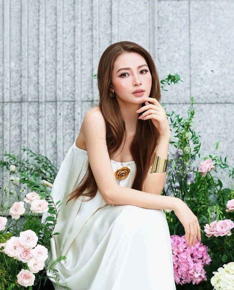 Người đẹp gần như không để lộ bụng bầu khi đang ở tam cá nguyệt thứ 2.