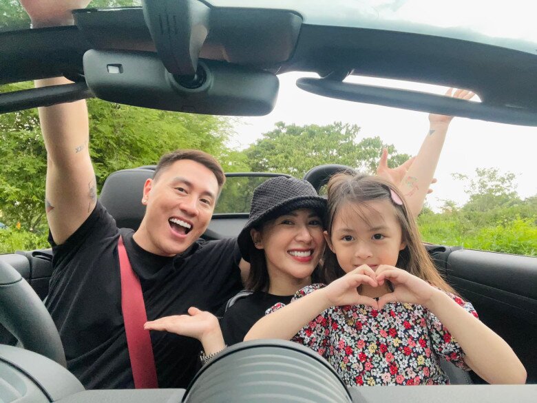 Con gái đầu lòng của cặp đôi - bé Cam Cam ngày một xinh xắn, nổi tiếng trên MXH.