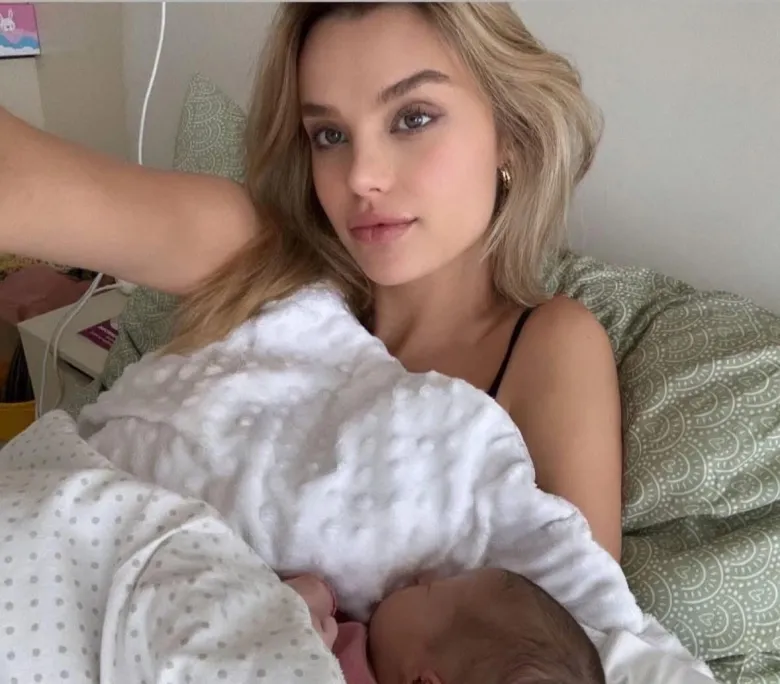 Sản phụ gen Z xinh rạng rỡ khi sinh con đầu lòng.