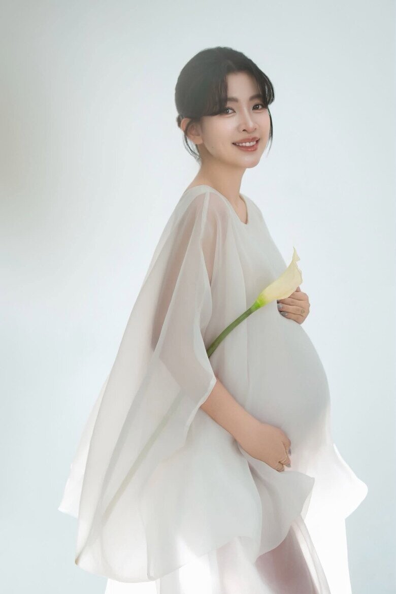 MC Mai Anh xinh đẹp trong bộ ảnh bầu trước ngày lên bàn đẻ.