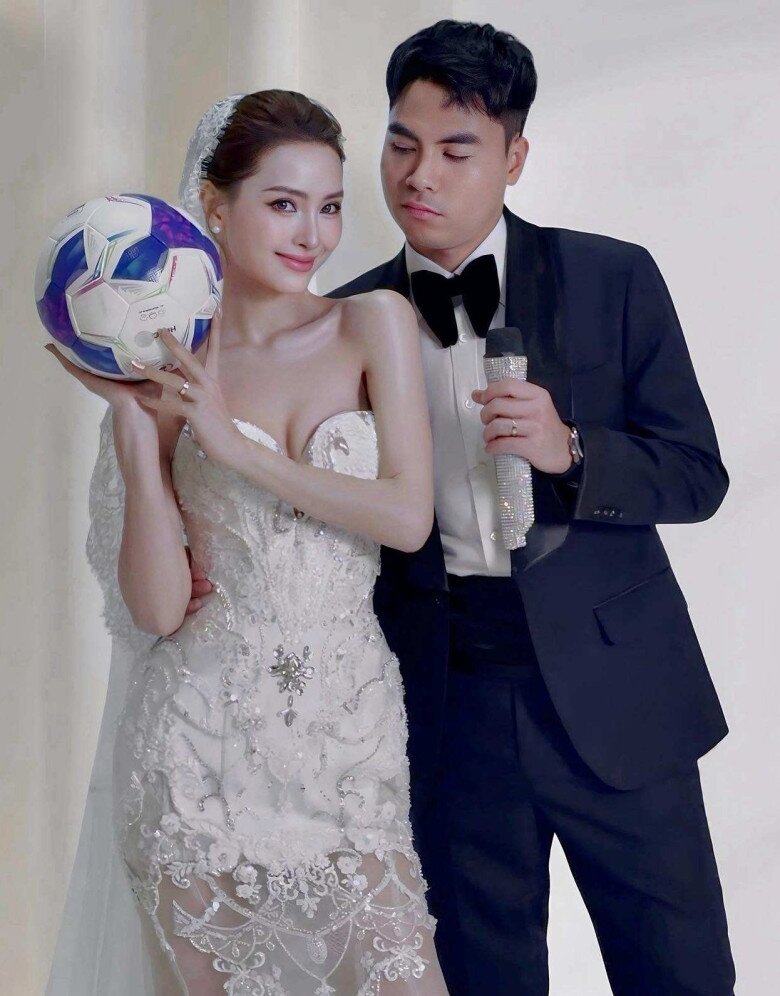 Mỹ nhân VTV đẹp mỹ miều đốn tim chàng cầu thủ Việt, khoe dáng rạng rỡ khi mang bầu, được chồng khen xinh như hoa - 11