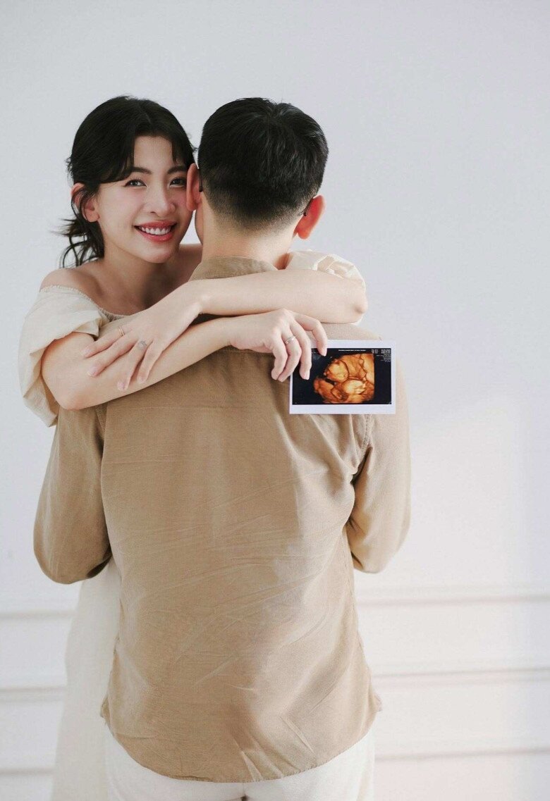 Nữ MC Hà Nội có nụ cười toả nắng đẹp đốn tim, rời sóng truyền hình hạ sinh con đầu lòng với chồng 1m8 - 9